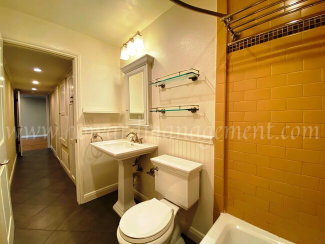 Building Photo - Professionally designed condo! Large kitch...