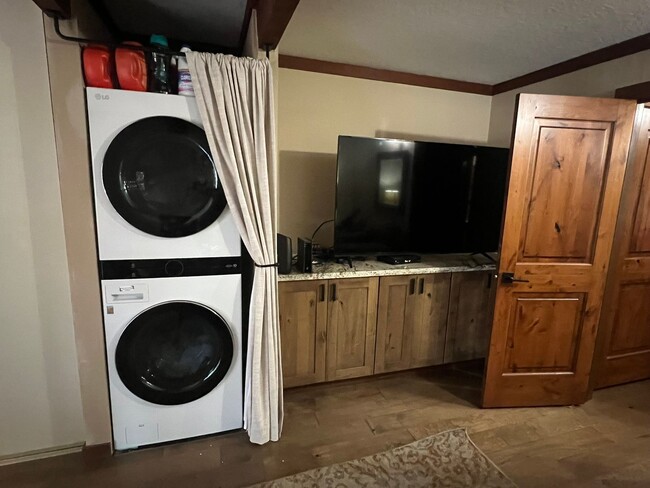 Building Photo - Nicely Remodeled Fully Furnished Condo