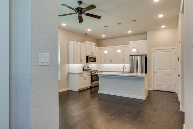Building Photo - 1237 Pebblebrook Dr