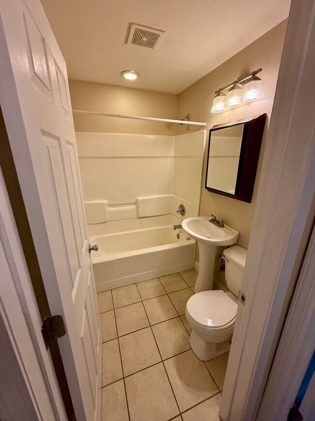 Building Photo - 2 Bedroom / 1 Bath Apt. - Johnson City