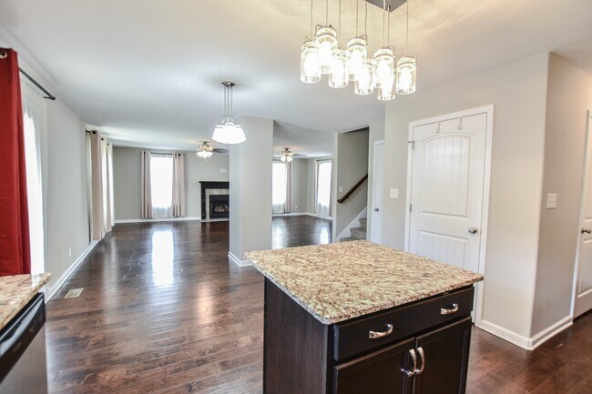 Building Photo - Pet Friendly in Woodlawn!