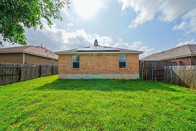 Building Photo - Spacious Single-Story Home with Solar Panels - Realtor Commission: $500