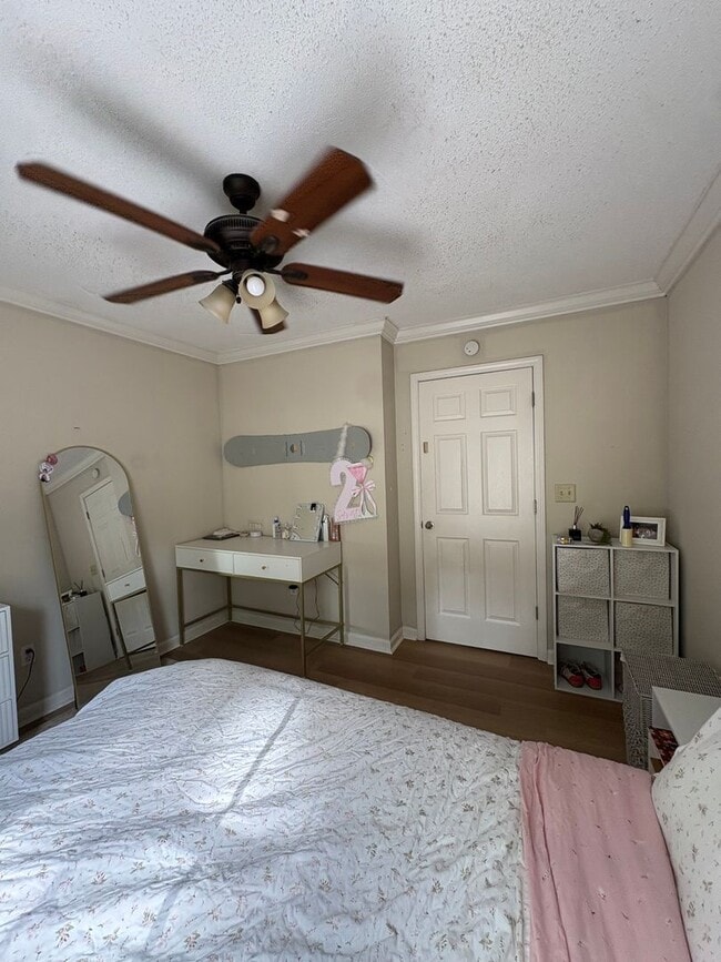 Building Photo - Roommate Needed!!  Walk to the Square! Available NOW...