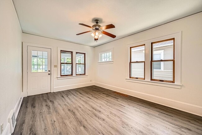 Building Photo - 1083 Western Ave N