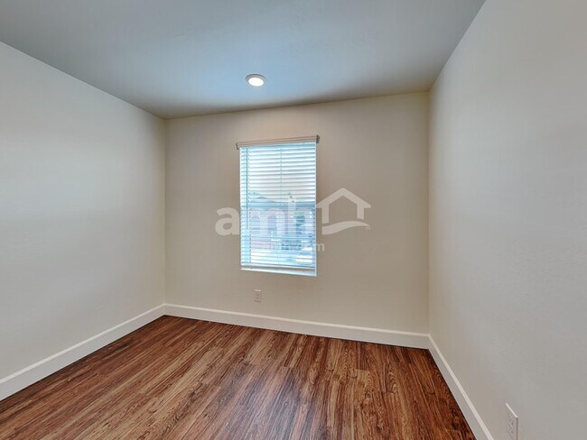 Building Photo - 678 W Bosal Dr