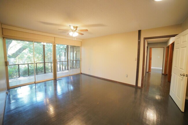Building Photo - 1105 Solana Ave