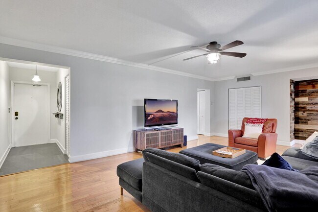 Building Photo - 2800 NE 28th St