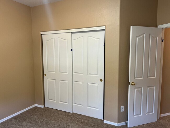 Building Photo - Spacious Three Bedroom Home in Granville R...