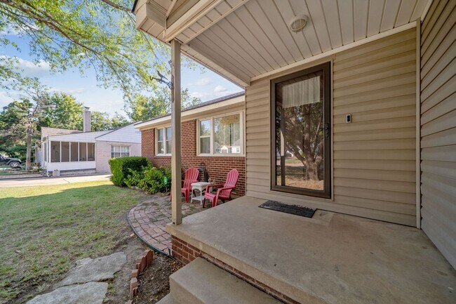 Building Photo - Adorable Home in the Heart of Midtown!