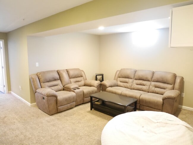 Building Photo - Stunning 5-Bedroom, 3.5-Bathroom Fully Furnished Home for Rent