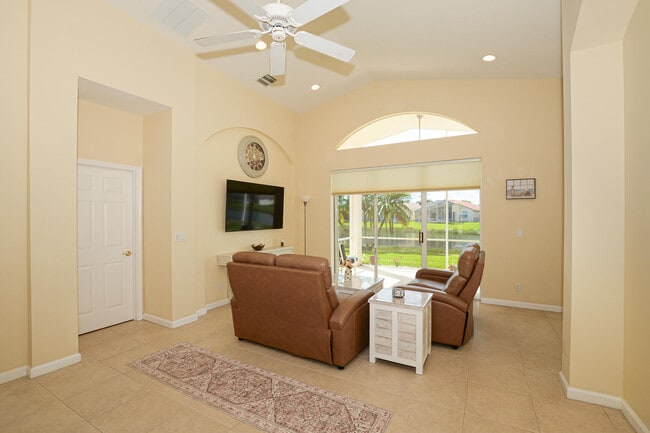 Building Photo - 351 NW Shoreview Dr