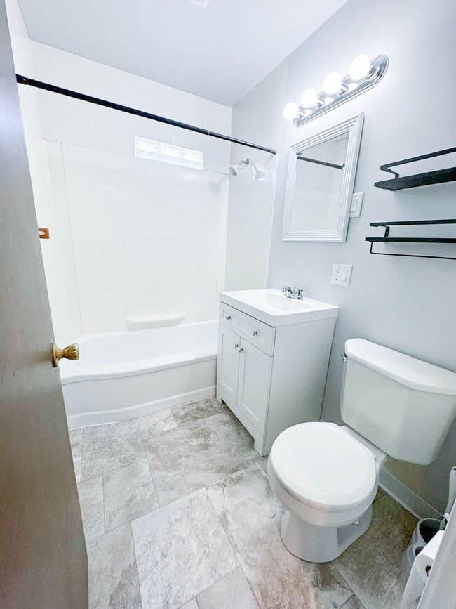 Building Photo - Beautiful 3 Bedroom 1 Bath Ranch Style Single Family Home!