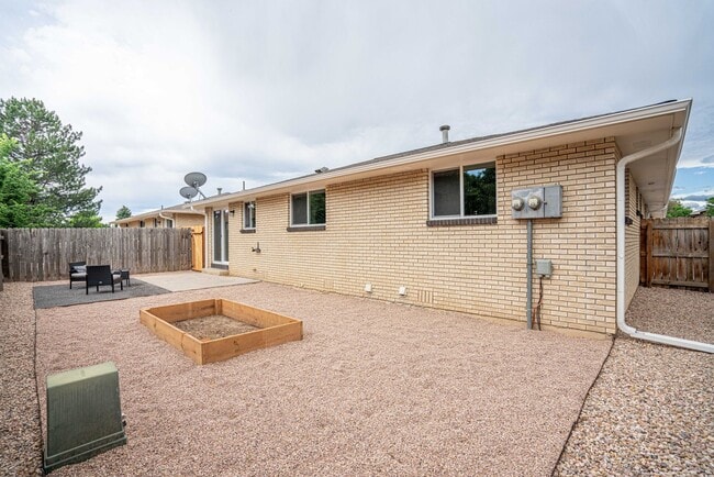 Building Photo - Charming Fully Remodeled 2 Bedroom, 1 Bath Duplex