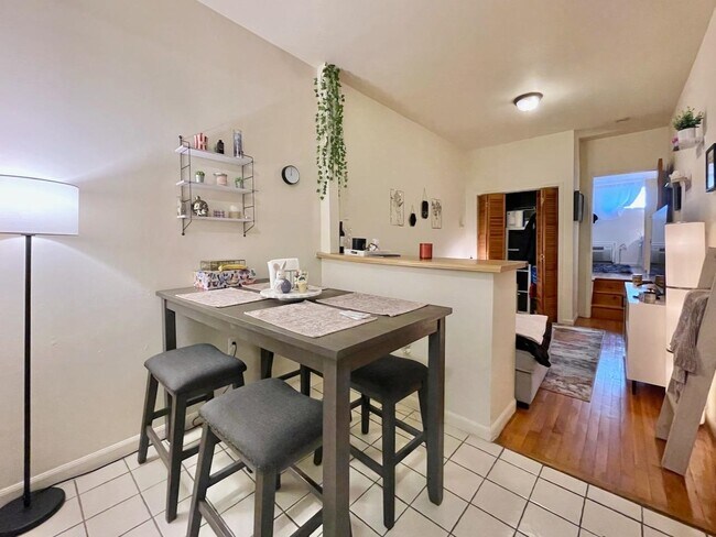 Building Photo - 707 Adams St