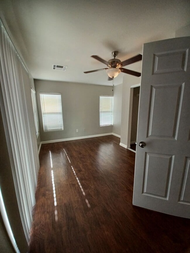 Building Photo - Spacious Tri-Level Home with 4 Bedrooms & ...