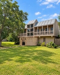 Building Photo - 2305 Lazy Lake Dr