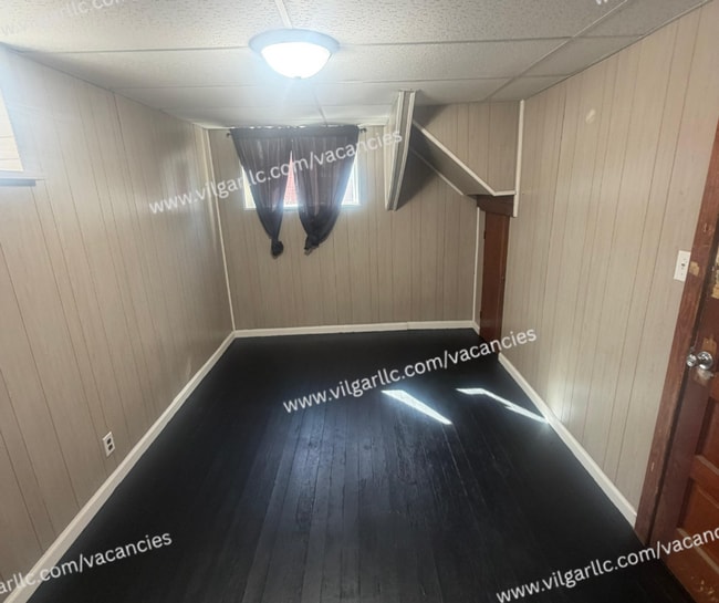 Building Photo - For Rent - Spacious 3 Bed/2 Bath Home