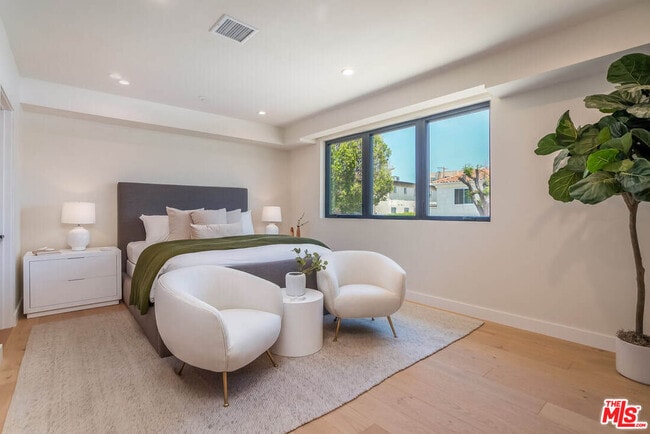 Building Photo - 1863 Barry Ave