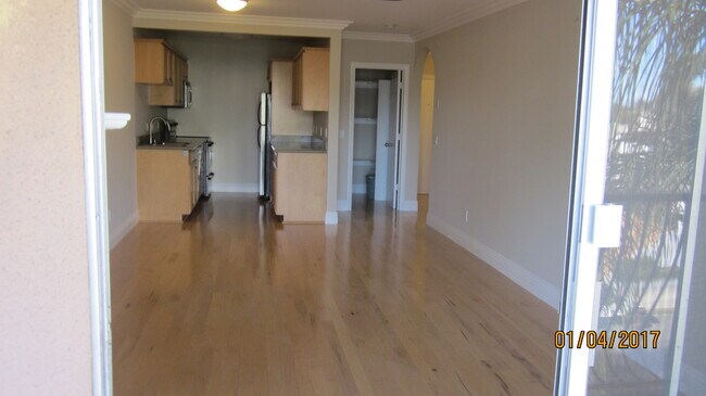 Building Photo - HILLCREST - 1 BED / 1 BATH TOP FLOOR CONDO.