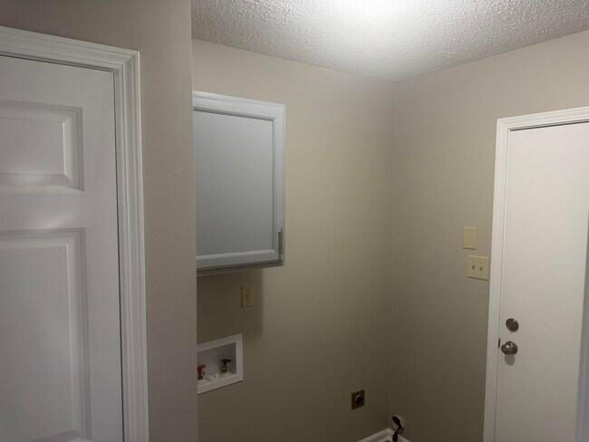 Building Photo - 3991 Birch Glen Dr