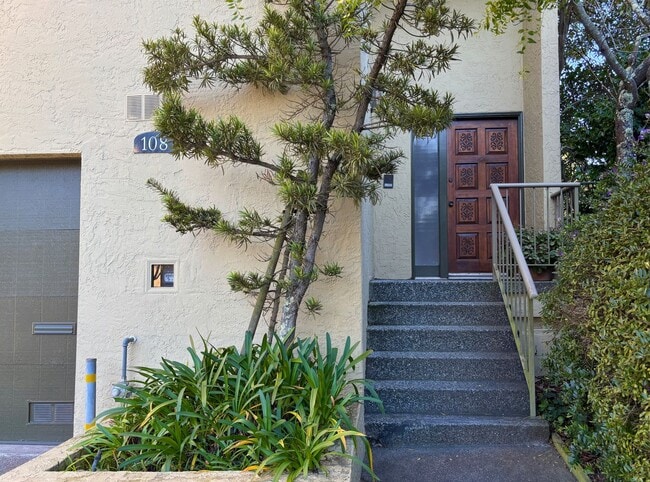 Building Photo - Updated 3BR Townhome in Forest Knolls with parking