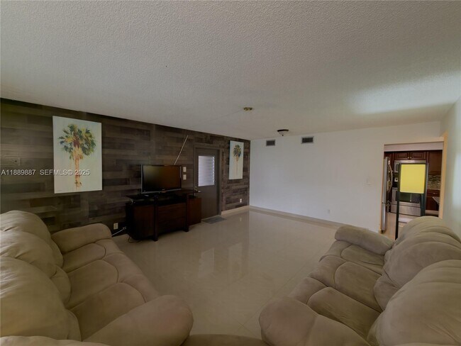 Building Photo - 325 W Laurel Dr