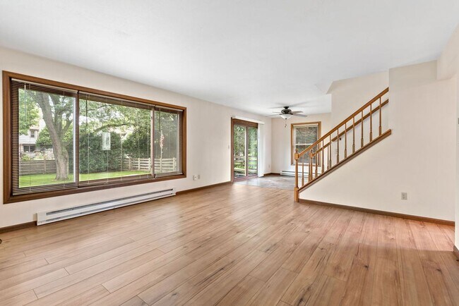 Building Photo - Perfect Townhome with Garage. PETS WELCOME