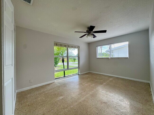 Building Photo - 924 SE 8th Ct
