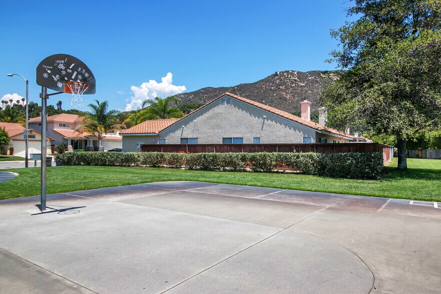 Building Photo - 4952 Lake Shore Ct