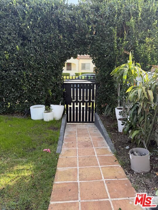 Building Photo - 641 N Vista St