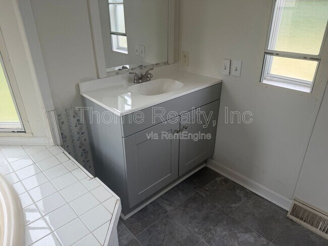 Building Photo - 162 Matts Ln