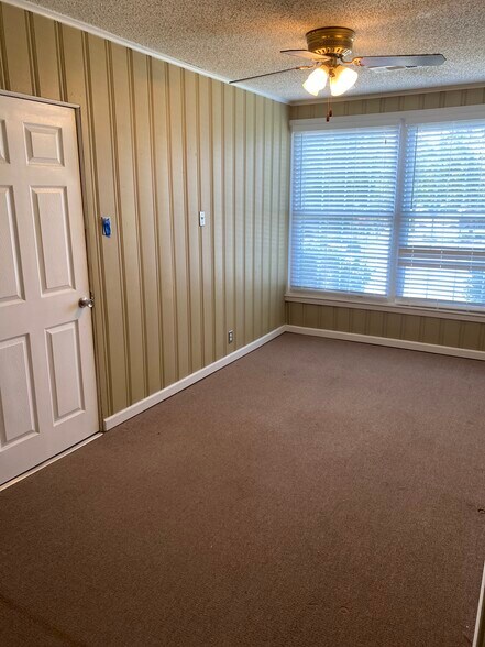 Building Photo - 704 Country Club Rd