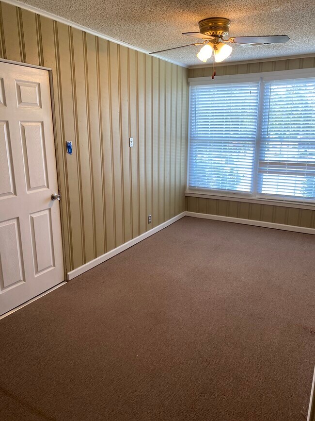 Building Photo - 704 Country Club Rd