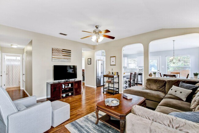 Building Photo - Stunning Open-Concept Home with Modern Amenities and Prime Location
