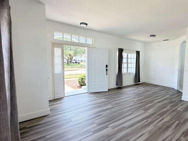 Building Photo - 906 Berwick Dr