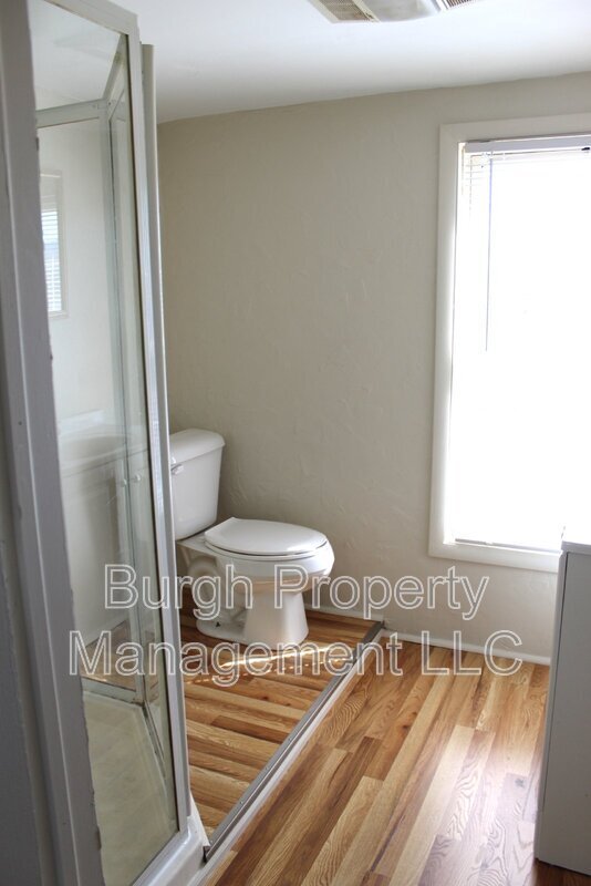 Building Photo - 213 6th Ave