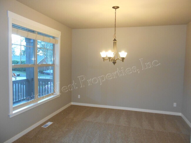 Building Photo - 3+ BED 2.5BA TIGARD HOME WITH DEN, SOAKER ...