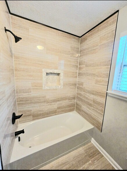 Full bathroom - 112 W Oak Manor Ct