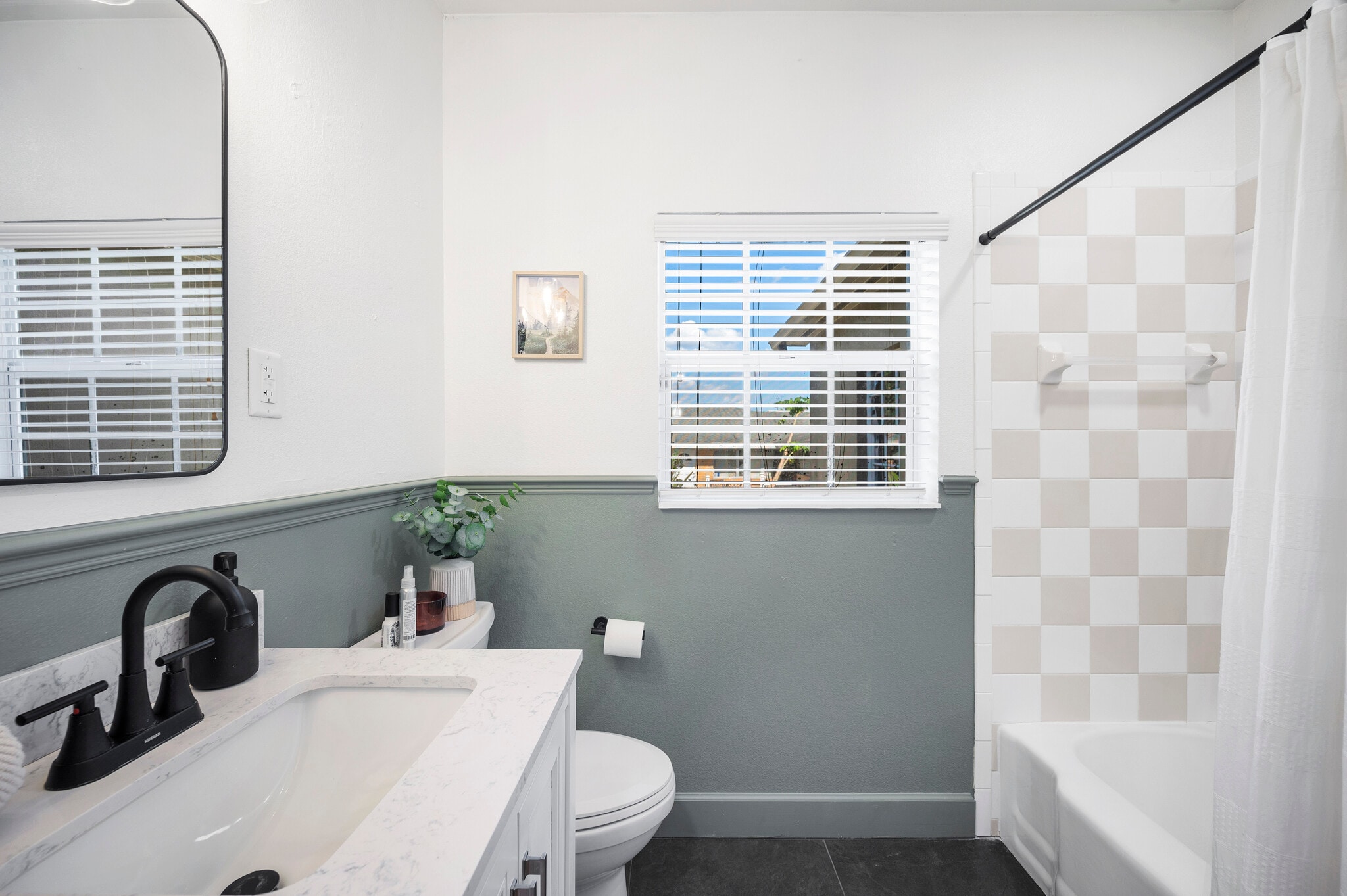 Guest Bath - 916 Woodward St
