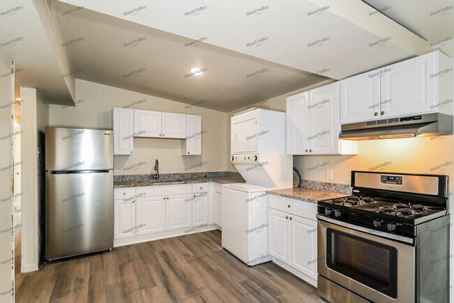 Building Photo - 865 Pebble Ln