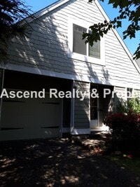 Building Photo - Tanasbourne Area 3 Bed Fenced Yard 1/2 Block to MAX Attached Garage 1 Small Pet Nego