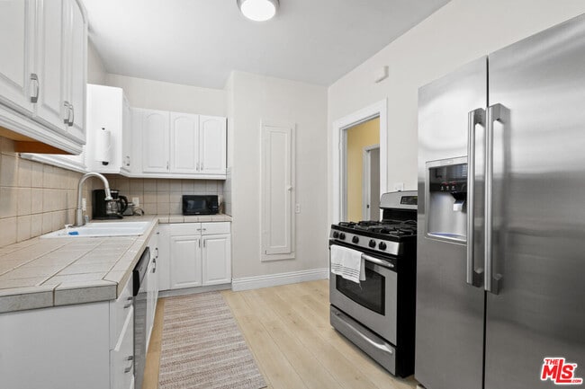 Building Photo - 442 N Orange Grove Ave