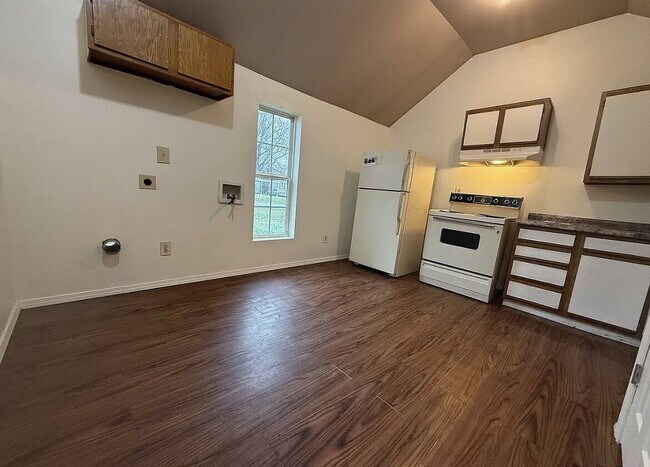 Building Photo - 1324 W Maple St