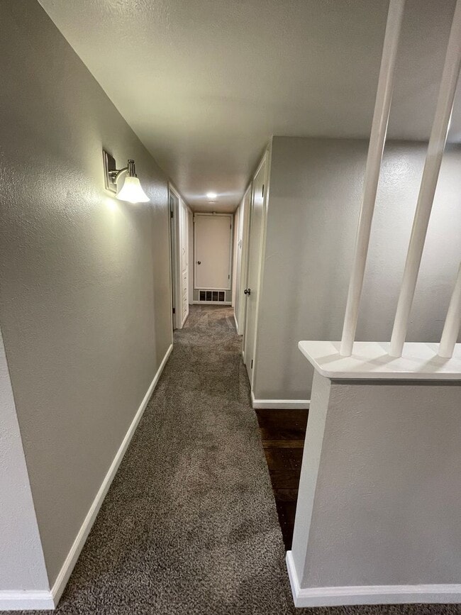 Building Photo - 4014 E Fedora Ave