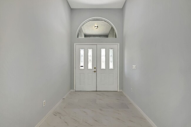 Building Photo - A BOATER'S PARADISE WITH THIS STUNNING 3 B...