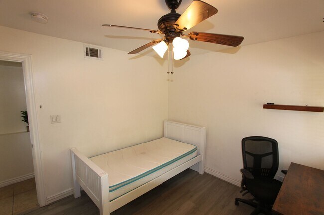 Building Photo - Furnished 2BR Condo in University Heights | Private Balcony + Covered Parking
