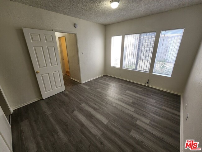 Building Photo - 534 W 47th St