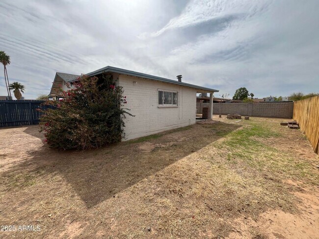 Building Photo - Amazing 3 Bedroom 2 Bath home in Tempe