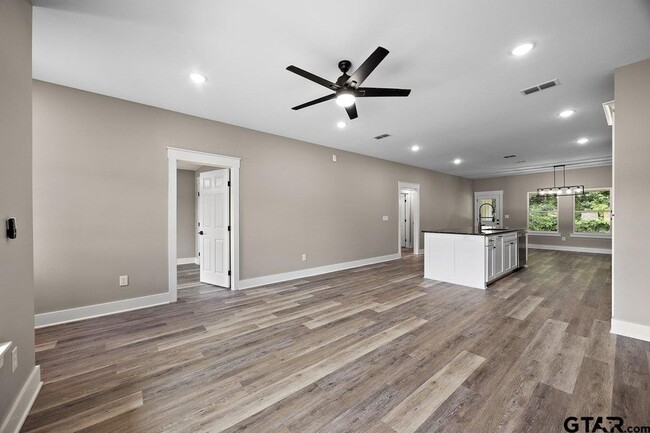 Building Photo - 437 Tara Lane