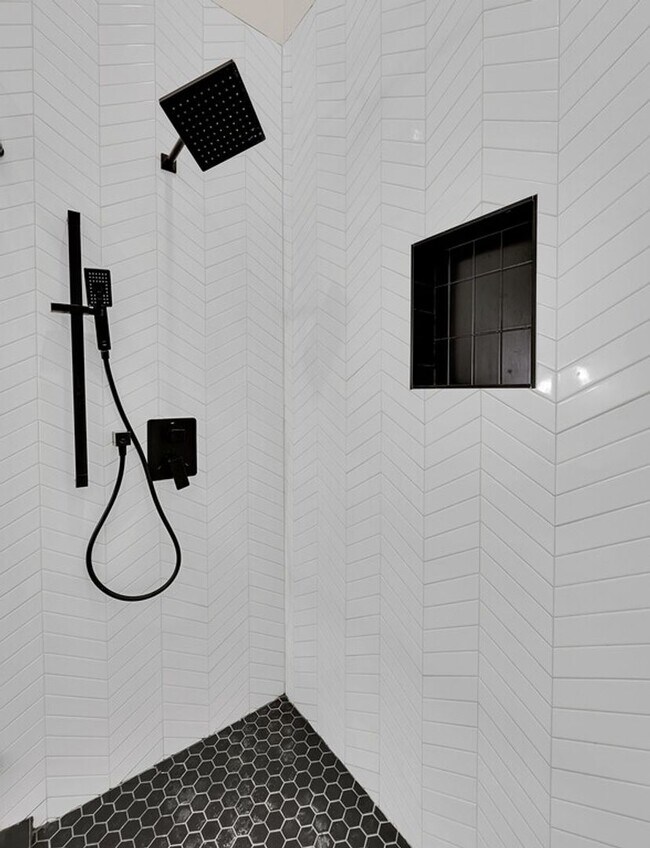 Building Photo - Beautiful 3 bedroom / 3 bath house available now!